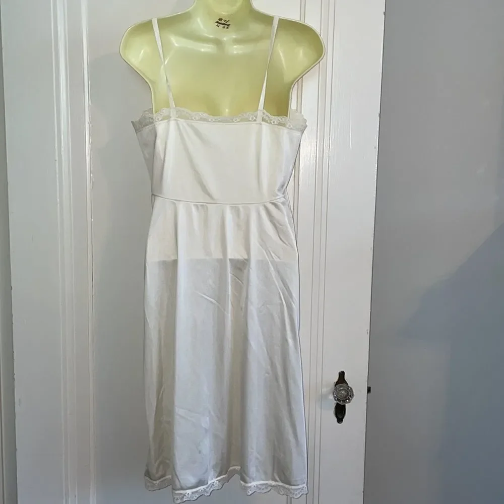 Vtg JCPENNEY cream colored full slip with lace bodice - Picture 4 of 7